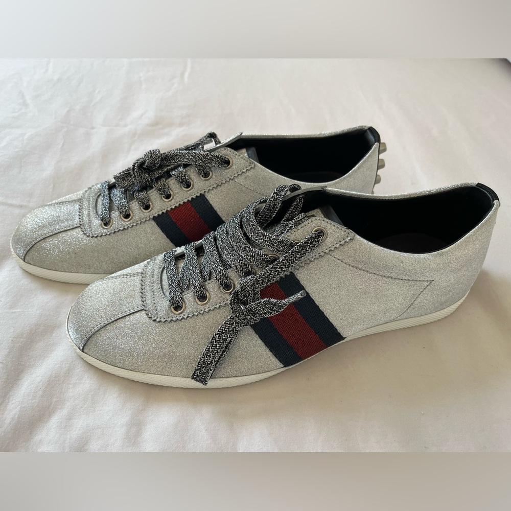 Size 9 men Gucci shoes. New, worn once, and comes with its addition shoe bag.
